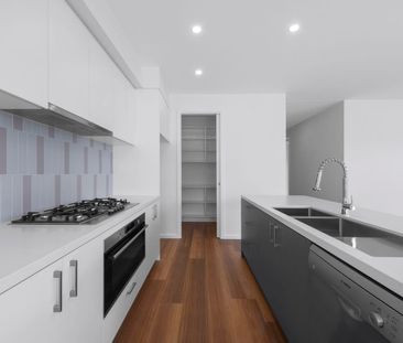 Luxury Townhouse in Prime Location - Photo 3