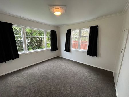 Renovated large six bedroom house ready to move in - Photo 4