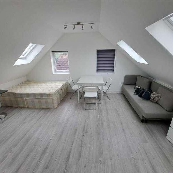 Stag Lane, London, NW9 - Photo 1