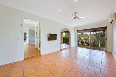CHARMING FOUR BEDROOM HOME WITH ENTERTAINING AREA - Photo 2