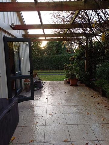 Cute 3 bedroom Cottage in a great neighbourhood - Photo 5