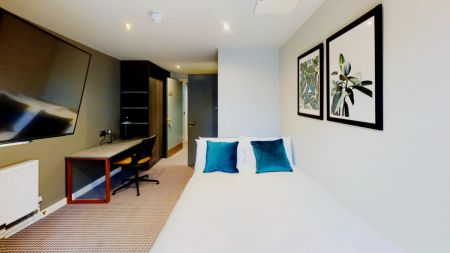 Premium En Suite with a Patio - Photo 3