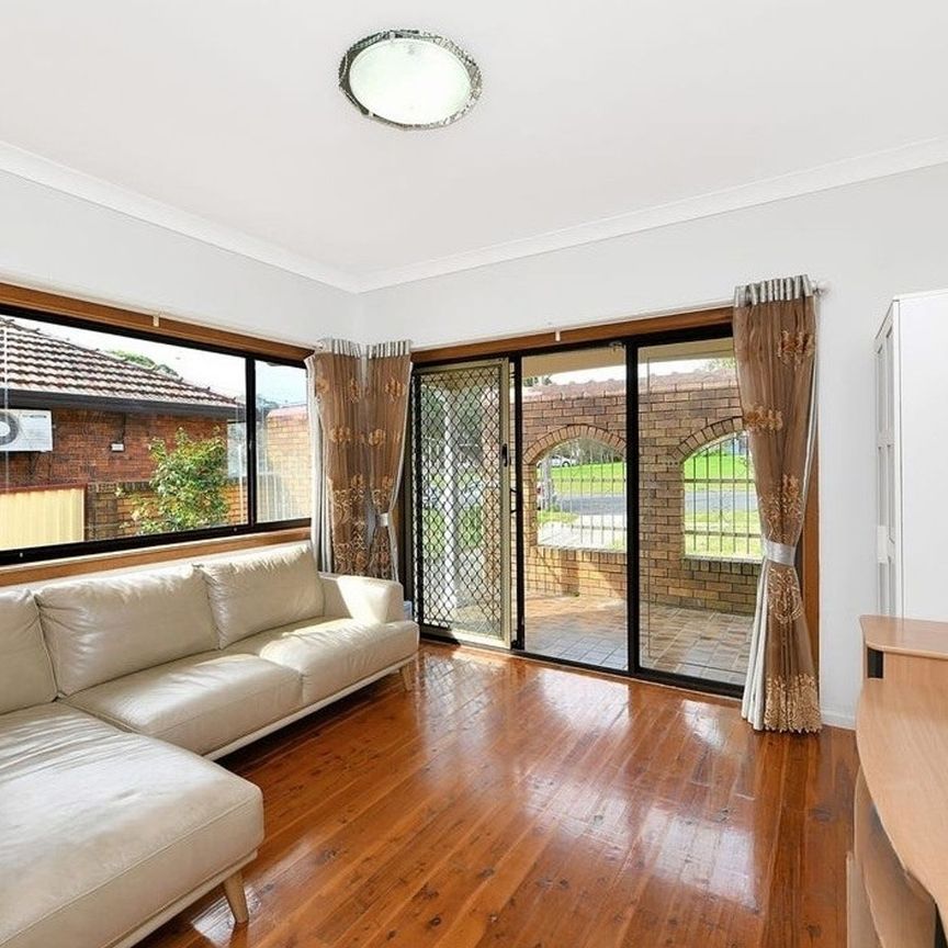 Charming Family Haven with Modern Comforts in Serene Surroundings! - Photo 1