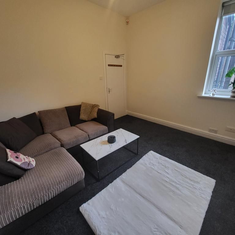 8 bedroom semi-detached house to rent - Photo 1