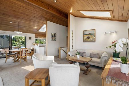 Sunny and light, brick and cedar townhouse - Photo 2