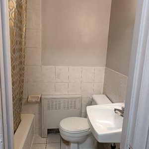 logement à louer 21/2 poêle, frigo inclus. chauffage électricité et eau chaude inclus. Pas d'animaux - Photo 2