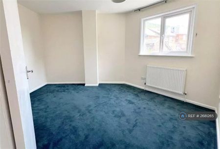 3 bedroom flat to rent - Photo 4