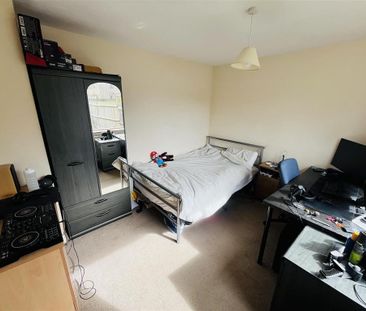 4 bedroom semi-detached house to rent - Photo 5