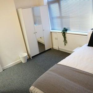 5 bedroom house of multiple occupation to rent - Photo 2