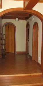 Petit 4 1/2 demi sous-sol, complètement meublé, tout inclu, quartier Champigny, 1 stationnement. - Photo 4