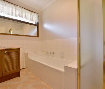 A street front 2 bedroom unit with a large courtyard - Photo 4