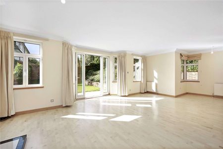 A spacious 4 bedroom, lateral garden apartment in a small, well located development. - Photo 2