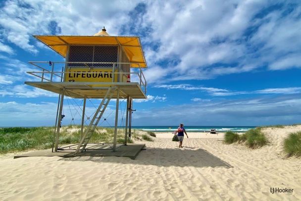 PERFECTLY POSITIONED TWO BEDROOM UNFURNISHED DUPLEX - Photo 1