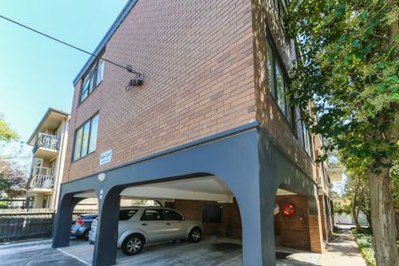 Light filled, two bedroom apartment in the heart of Prahran - Photo 3