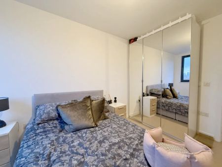 2 bedroom flat in London - Photo 5