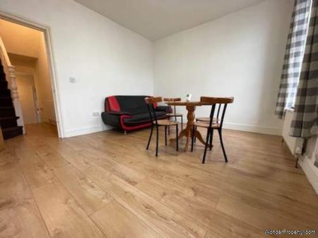 2 bedroom property to rent in London - Photo 2