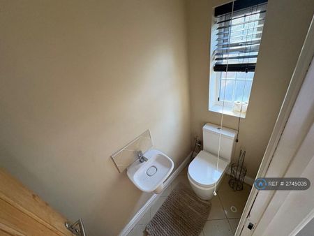 3 bedroom semi-detached house to rent - Photo 3