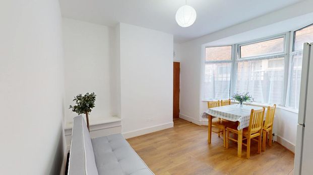 1 bedroom in a house share to rent - Photo 1