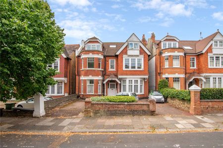 A wonderful three bedroom apartment offering excellent light,whilst boasting a spacious reception room overlooking the peaceful views of the communal gardens. - Photo 3