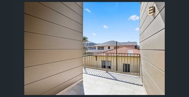 Modern 3 bedroom townhouse close to CBD. - Photo 1