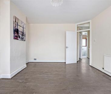3 bedroom flat to rent - Photo 5