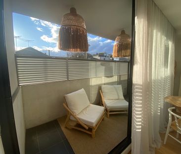 Light filled living in a prime beachside pocket - Photo 3