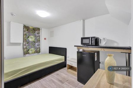 1 bedroom in a house share to rent - Photo 2