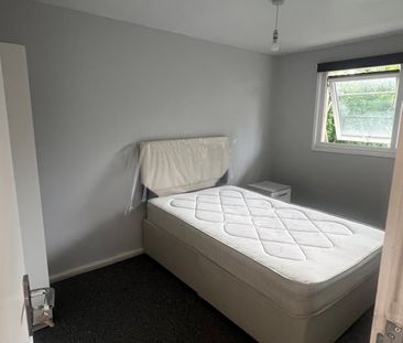NETHERFIELD - ROOM RENTAL - Photo 2