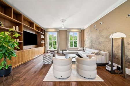 A four bedroom end of terrace house. - Photo 2