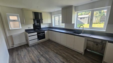 4 bedroom semi-detached house to rent - Photo 5