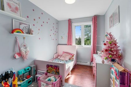 Beautiful 3-Bedroom Townhome for Rent in Sought-After Pointe-Claire. - Photo 5