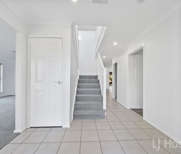 Beautiful 4 Bedroom Ensuite Family Home in Jerrabomberra - Photo 3