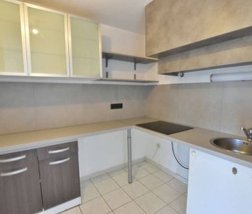 Location appartement 1 pièce 30 m² Saint-Raphaël 83700 - Photo 2