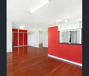 2 Bedroom Upstairs Unit in West End - Photo 4