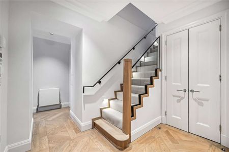 An impressive brand newly refurbished duplex apartment offering high ceilings with private entrance. - Photo 2