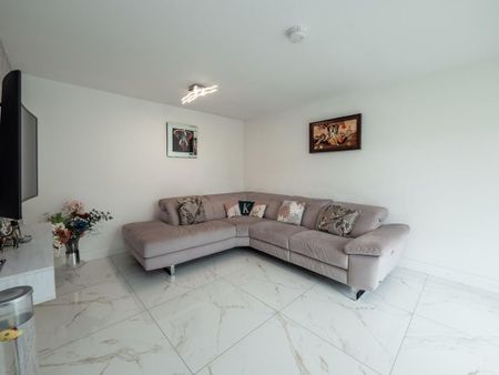 4 bedroom detached house to rent - Photo 3