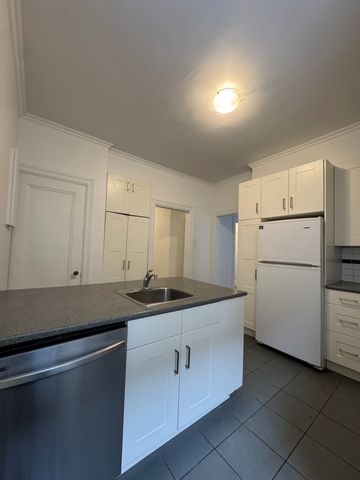 Grand logement de 2 chambres, offert en location semi-meublée ! - Photo 5
