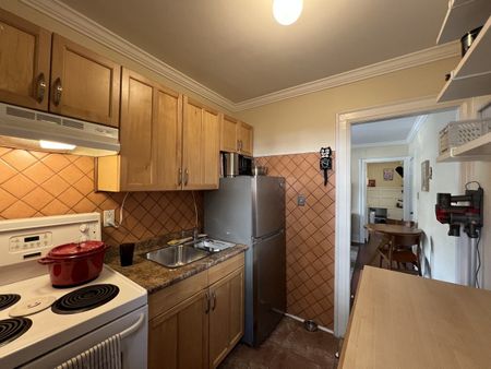 10 Mount Royal Avenue apartment — Toronto, ON (1-Bedroom) - 1 Bedroom - Photo 3