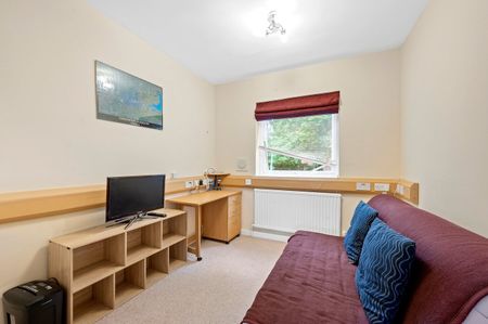 Eastwood, Bridgewater Road, WEYBRIDGE, KT13 - Photo 4