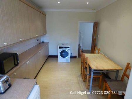 Boston Manor Road, TW8 - Photo 2
