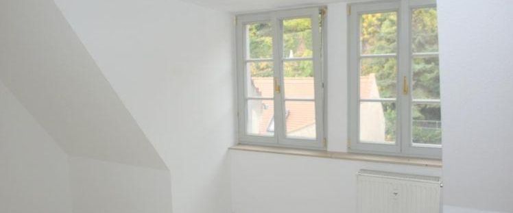 Ab Dezember 2025: Einfache, kleine 3-Zimmer-Dachwohnung mit Badewanne in der Nähe vom Markt - Photo 1