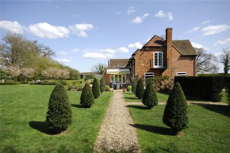 A stunning family home set in beautifully landscaped mature grounds, available on a short let basis - Photo 4