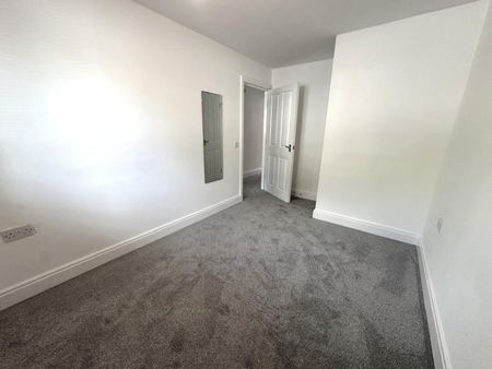 2 bedroom Flat To Let - Photo 3