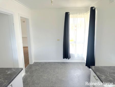 Renovated 3-Bedroom Home in Springvale! - Photo 2