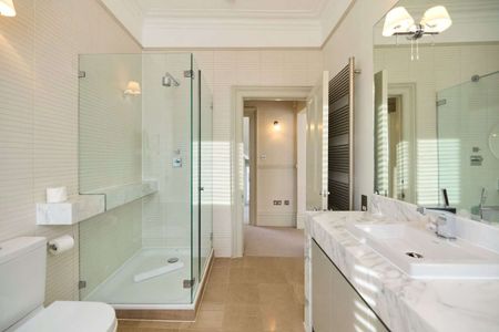 A very spacious family house situated on the Phillimore Estate. - Photo 2