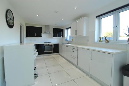 4 bedroom detached house to rent - Photo 2