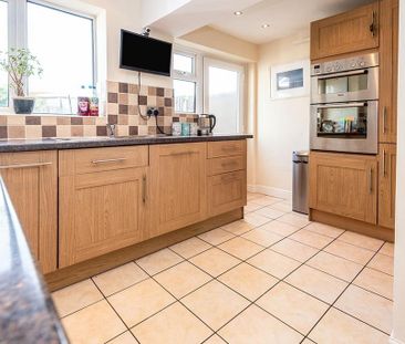 4 bedroom semi-detached house to rent - Photo 4