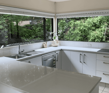 Live right next to the University! - Photo 4