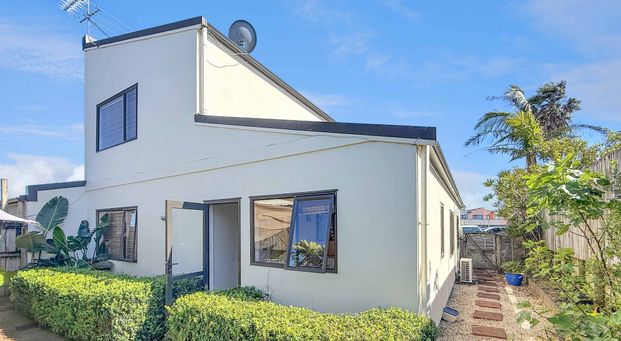 Easy Living - Convenient Location - Photo 1