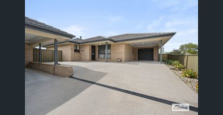 Beautiful Three Bedroom Townhouse - Photo 3